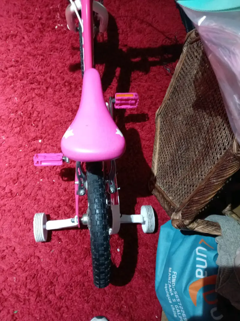 Bicicleta infantil rosada con ruedas - 2