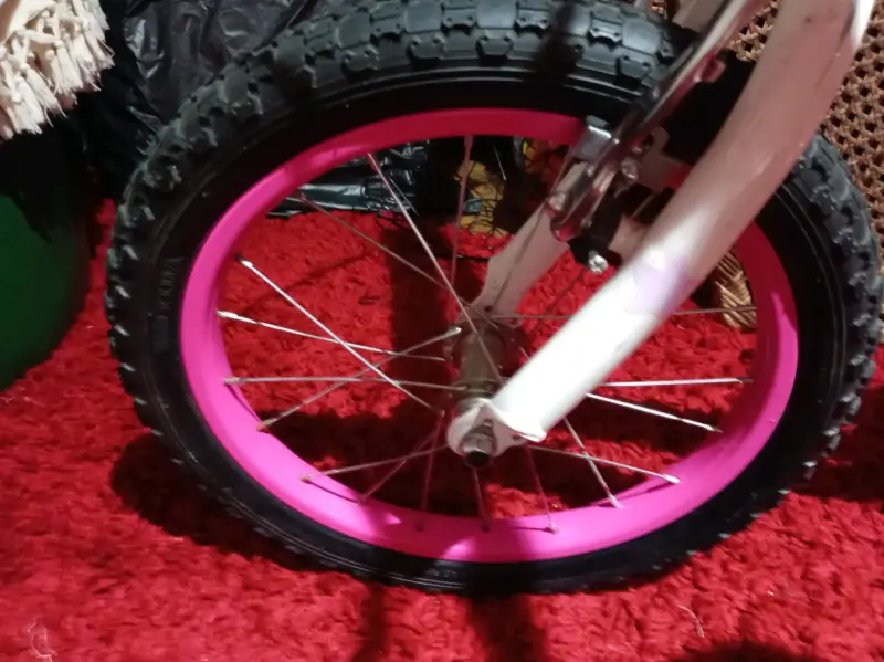 Bicicleta infantil rosada con ruedas - 3