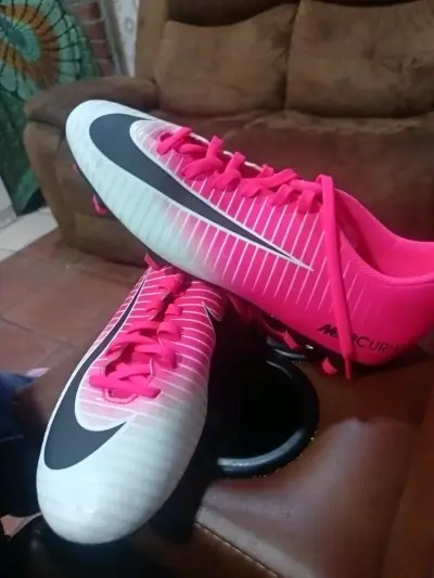Zapatos de fútbol rosa - miniatura 1