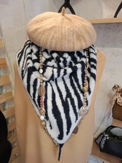 Boina beige y bufanda estampada - miniatura 1