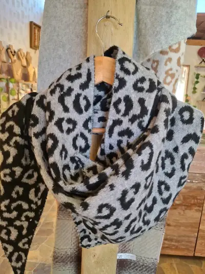 Boina beige y bufanda estampada - miniatura 2