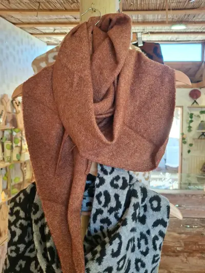 Boina beige y bufanda estampada - miniatura 4