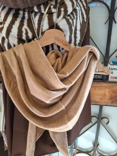 Boina beige y bufanda estampada - miniatura 5