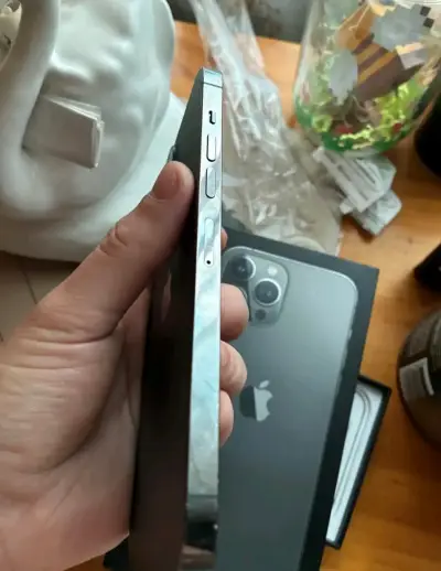 iPhone13 en buen estado con caja - miniatura 1