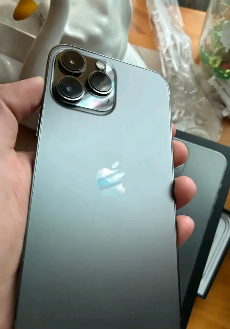 iPhone13 en buen estado con caja - 2