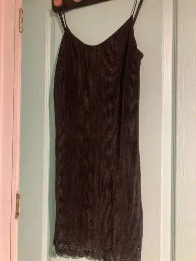 Vestido negro de tirantes - miniatura 1