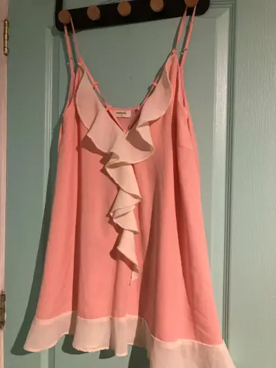 Vestido rosa con volantes - miniatura 1