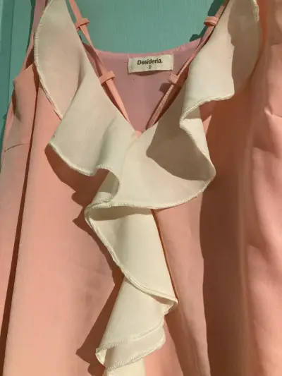Vestido rosa con volantes - miniatura 3