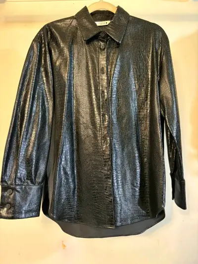 Camisa tipo cuero con textura - miniatura 1