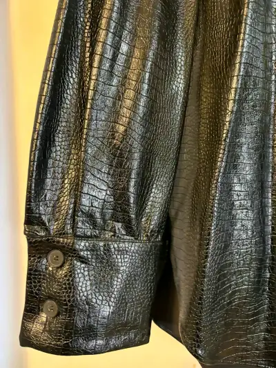 Camisa tipo cuero con textura - miniatura 3