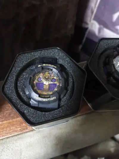 Reloj G-Shock negro y dorado - miniatura 1