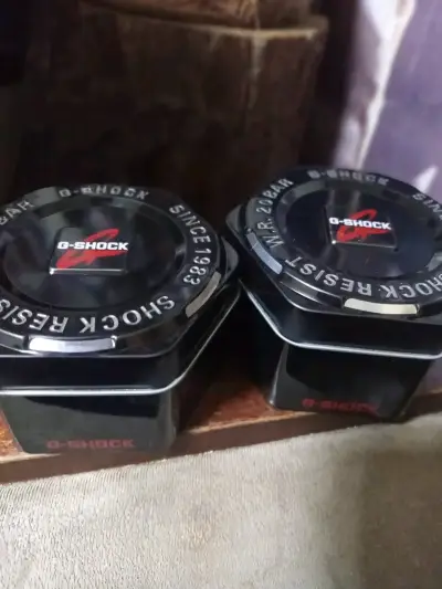 Reloj G-Shock negro y dorado - miniatura 2