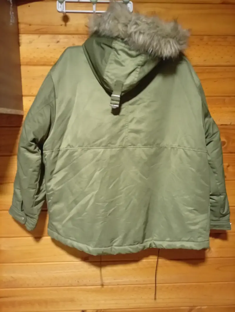 Parka verde con capucha de pelo - 2