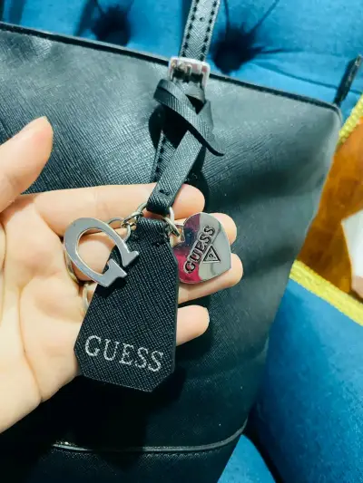 Bolso negro Guess con colgante - miniatura 1