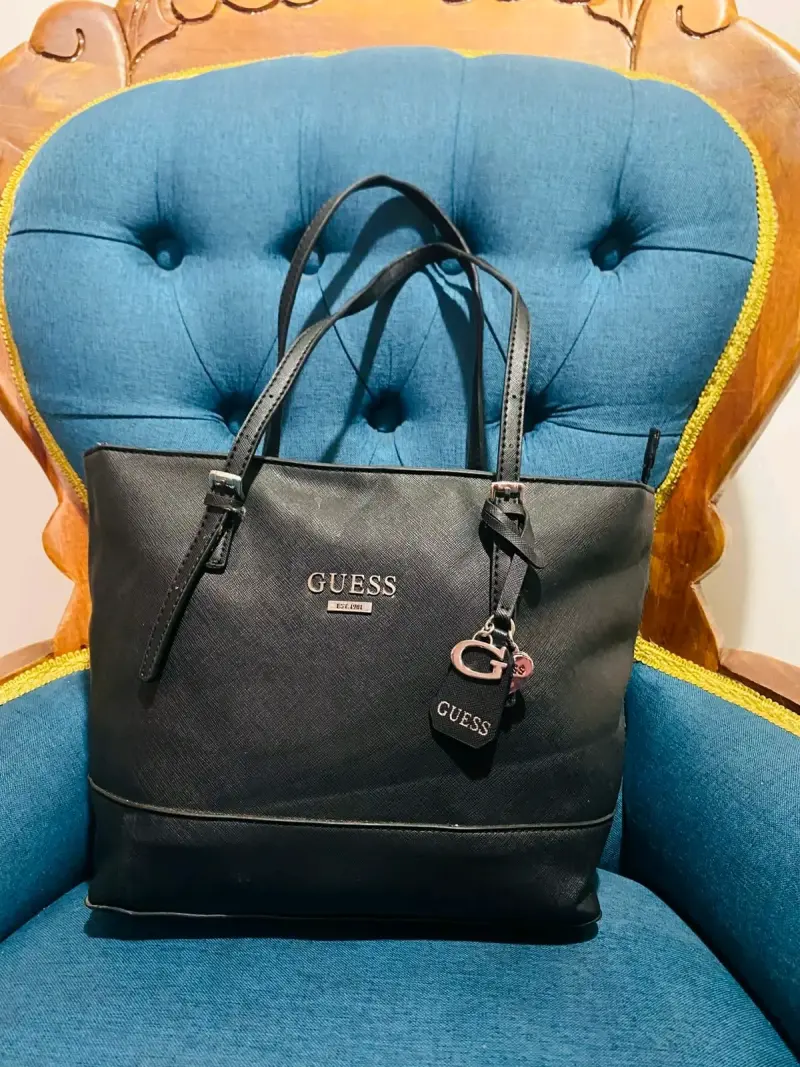 Bolso negro Guess con colgante - 2