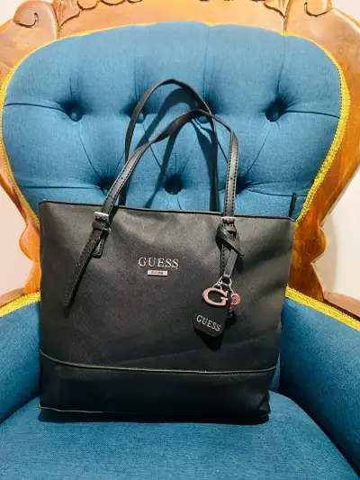 Bolso negro Guess con colgante - miniatura 2