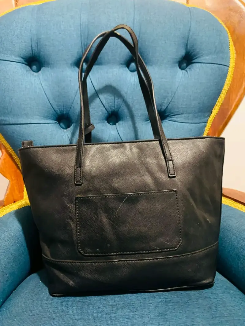 Bolso negro Guess con colgante - 5