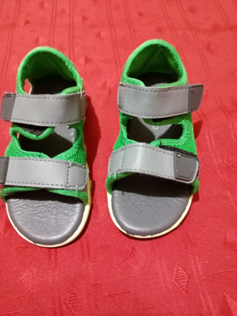 Sandalias verdes para niño - 2