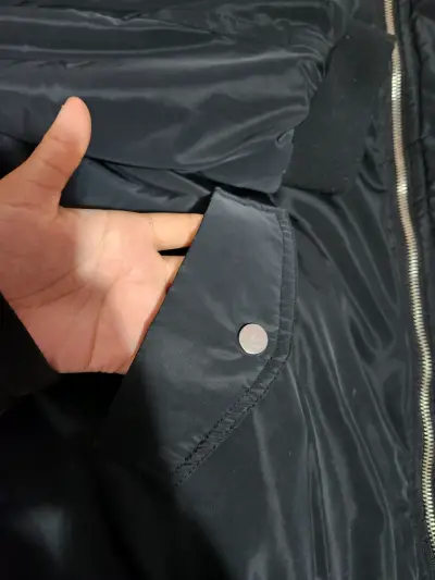 Chaqueta negra impermeable - miniatura 3