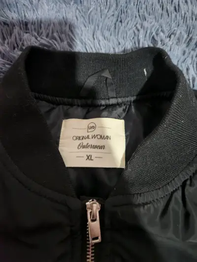 Chaqueta negra impermeable - miniatura 4