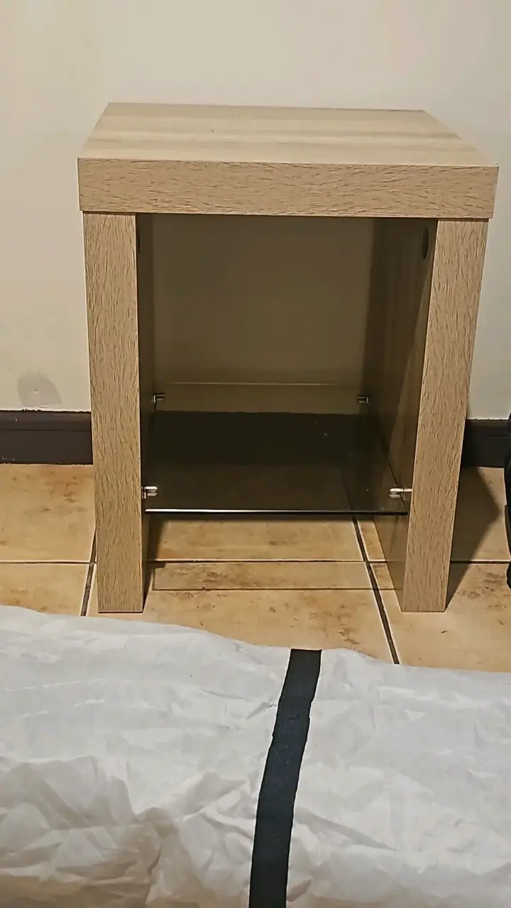 Mesa de noche de madera
