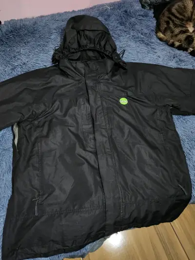 Chaqueta negra con capucha - miniatura 1