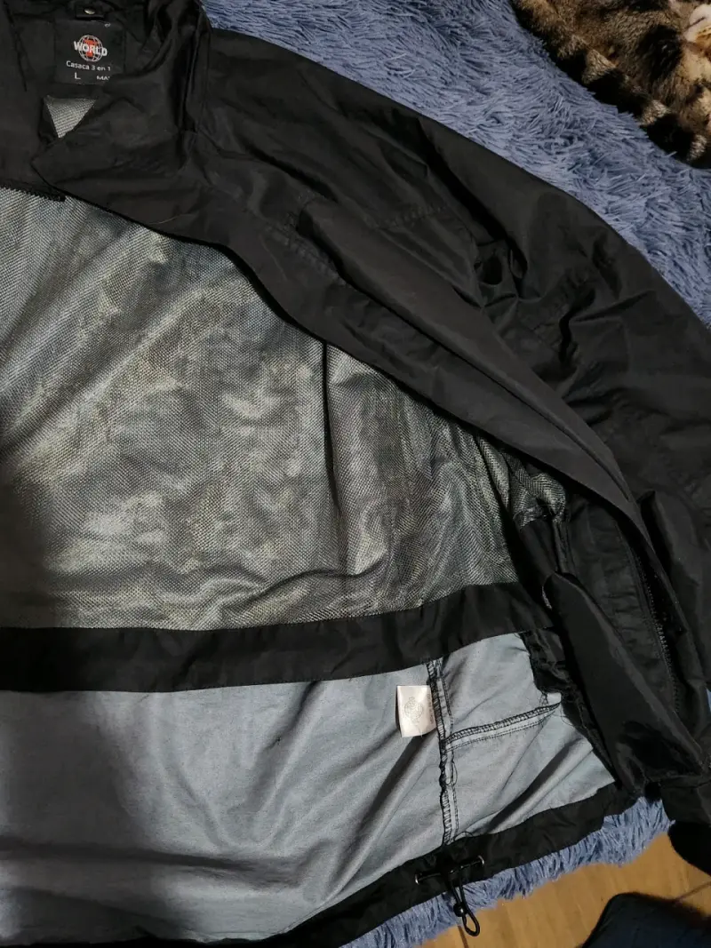 Chaqueta negra con capucha - 2