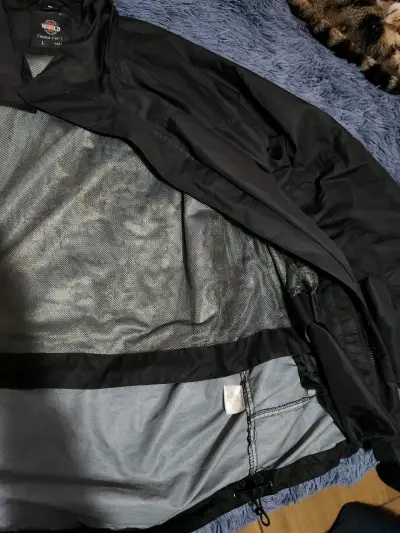 Chaqueta negra con capucha - miniatura 2