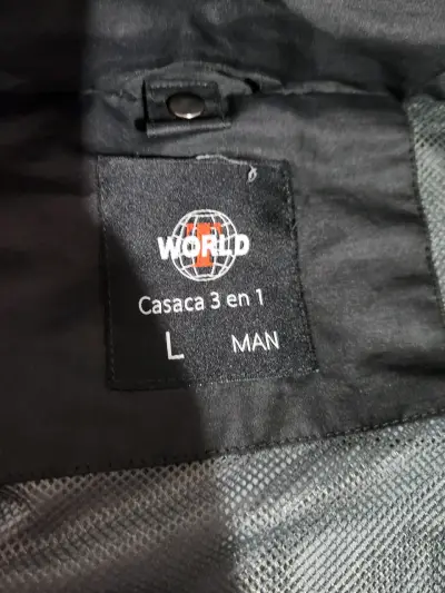 Chaqueta negra con capucha - miniatura 3