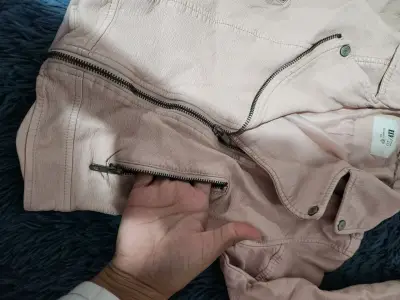 Chaqueta estilo motociclista rosa - miniatura 2