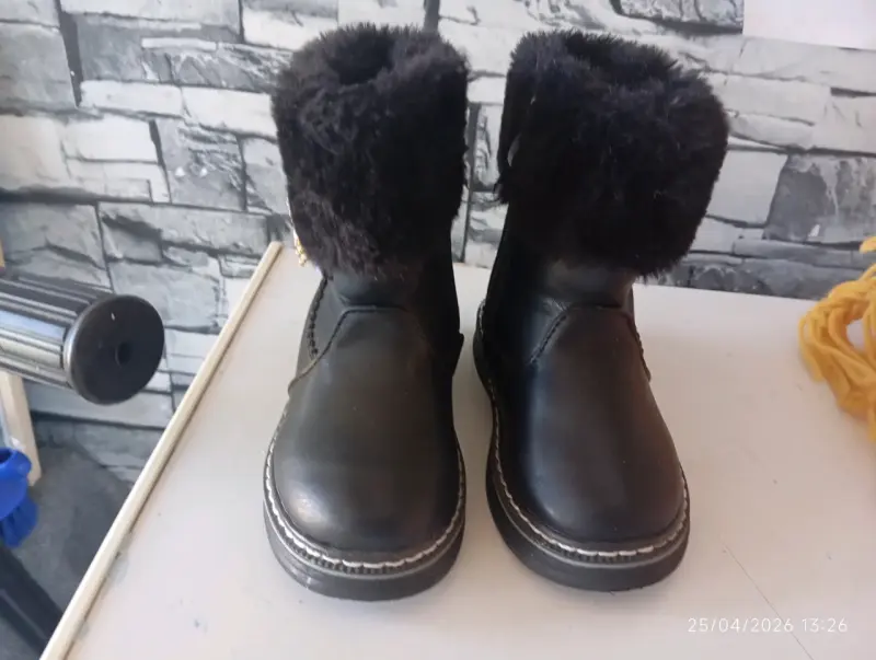Botas negras para niña con peluche - 2