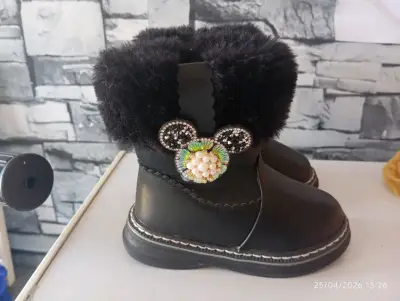 Botas negras para niña con peluche - miniatura 3