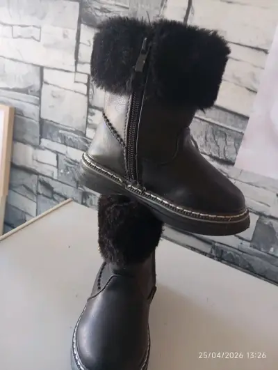 Botas negras para niña con peluche - miniatura 4