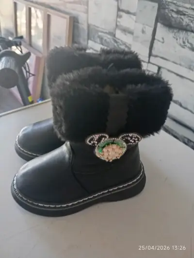 Botas negras para niña con peluche - miniatura 5