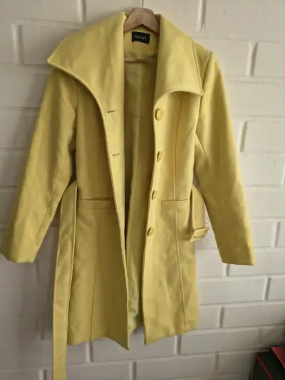 Abrigo amarillo pastel con cinturón💛 - miniatura 2
