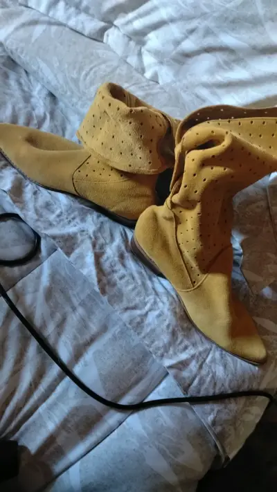 Botines de gamuza mostaza - miniatura 1