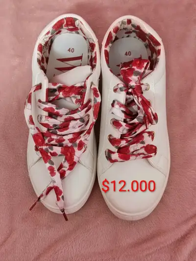 Zapatillas blancas con estampado floral - miniatura 1