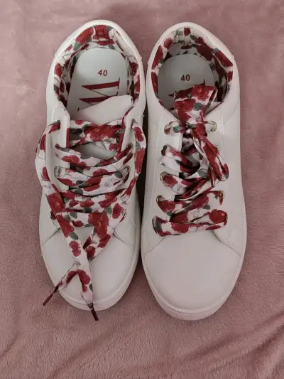 Zapatillas blancas con estampado floral - miniatura 2