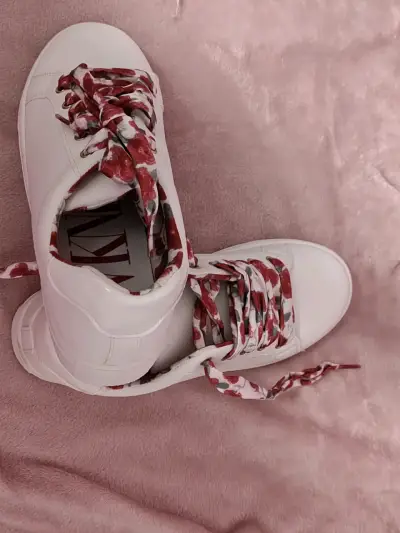 Zapatillas blancas con estampado floral - miniatura 3