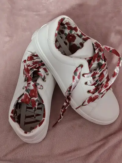 Zapatillas blancas con estampado floral - miniatura 4