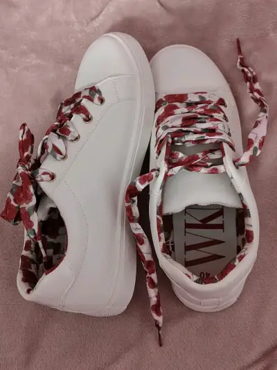 Zapatillas blancas con estampado floral - miniatura 5