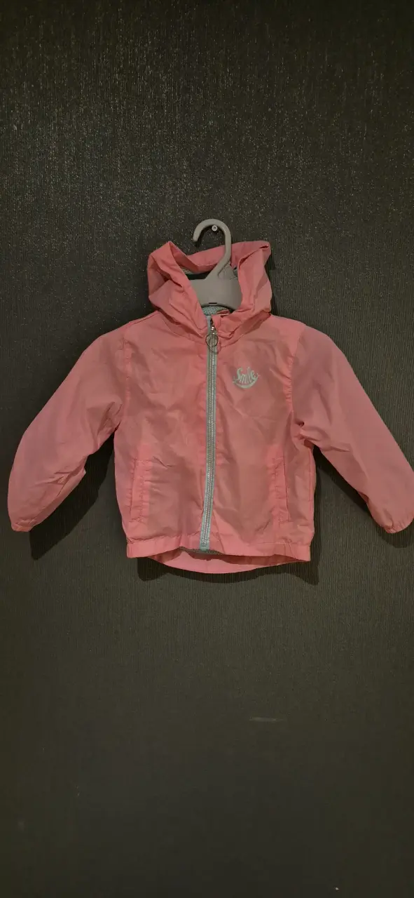 Cortaviento infantil rosa marca Ficus