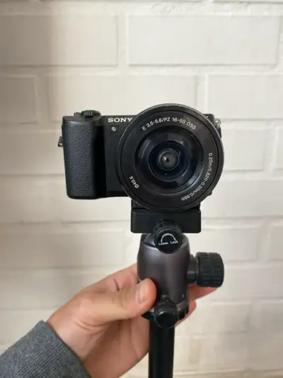Cámara Sony con trípode - miniatura 1