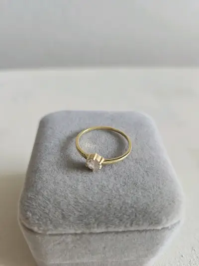 Anillo de oro con circon de 6 puntas diamante - miniatura 1