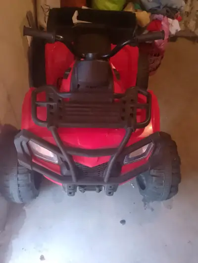 Cuatrimoto infantil roja - miniatura 1