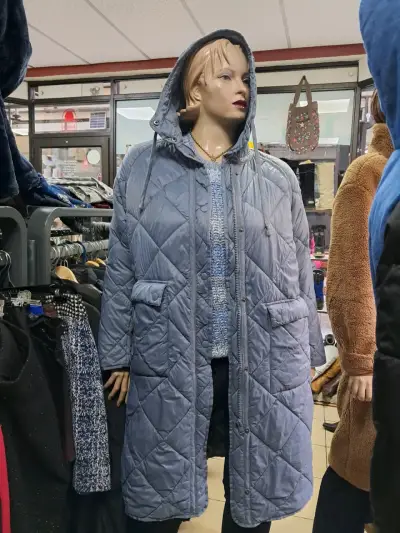 Abrigo acolchado azul con capucha - miniatura 1