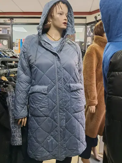 Abrigo acolchado azul con capucha - miniatura 2