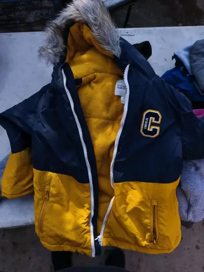 Chaqueta azul y amarilla con capucha - miniatura 1