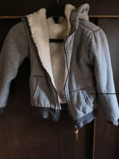 Chaqueta azul y amarilla con capucha - miniatura 5