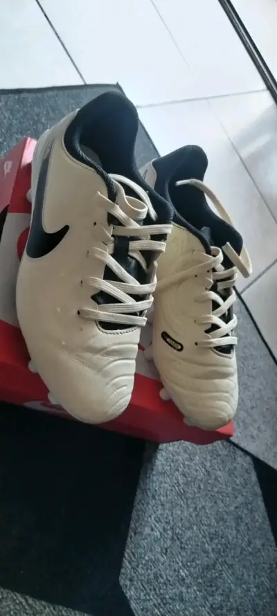 Zapatillas deportivas blancas con logo - miniatura 1